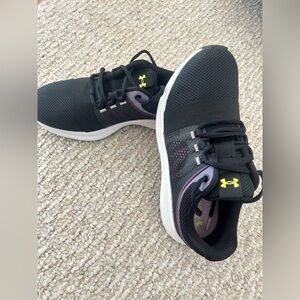 New Under Armour Women/ Youth Athletic Shoes size 5.5